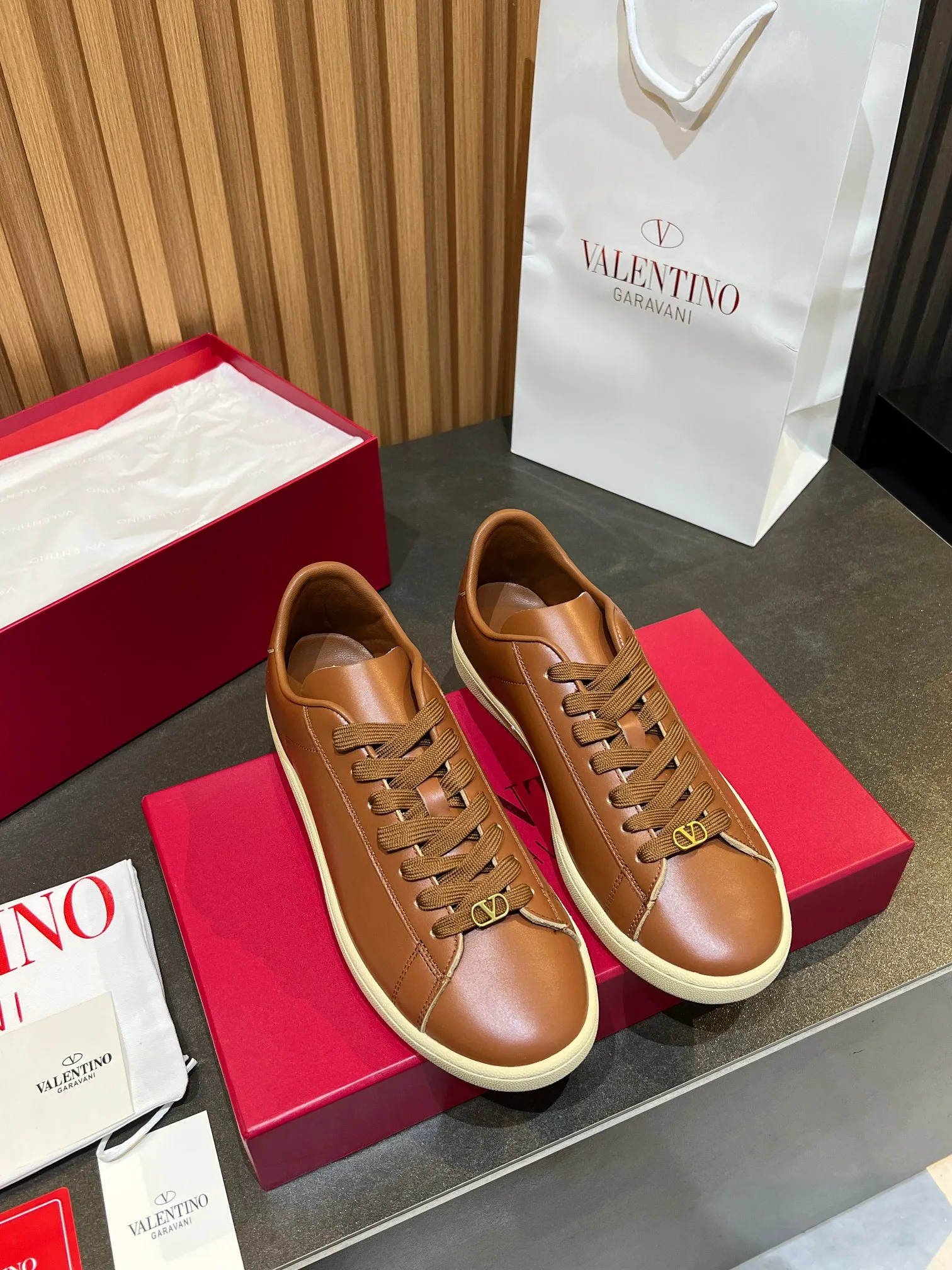 [Valentino] P: 640💰 Couple style, size: women 35-40▪️men 39-44 (45. Customized) Valentino VLTN casual shoes 2025 latest moral training shoes I can't put it down. Seiko details of cowhide sneakers, retro fashion, simple and advanced, casual matching. 1:1 restoration! Top luxury masterpiece, lace-up design, soft and comfortable imported calfskin brings excellent and elegant texture and excellent foot comfort. Top purchasing version upper: imported calfskin surface/original oil edge process + printing process. Inner lining: water-dyed cowhide lining. Outsole: original development 𝐓𝐏𝐔 two-color combination outsole. Packaging: full package with original configuration.